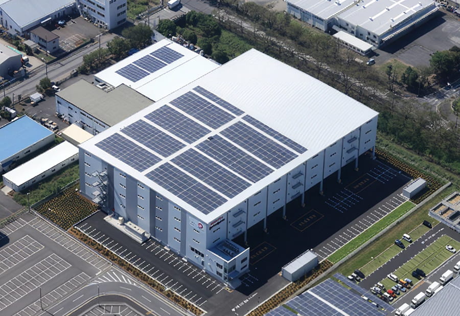 太陽光パネルを設置した物流センター