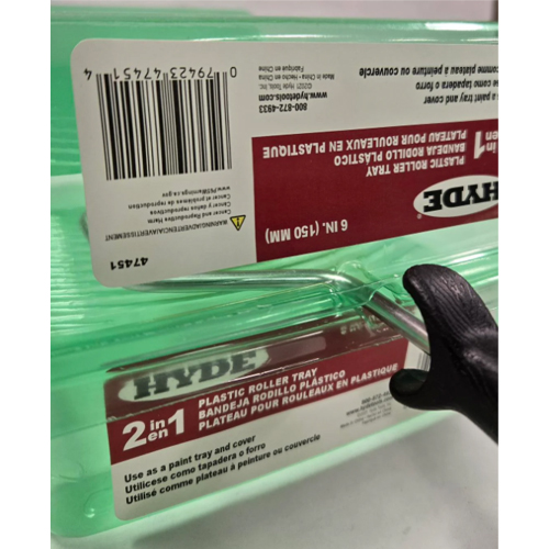 トレイを2枚重ねて空気を遮断し、塗料の表面が固まるのを防ぎます。