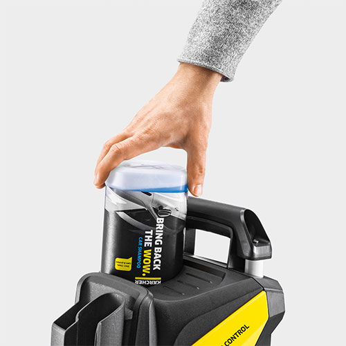 ボトルをそのまま取り付けられる機種（プラグインシステム）では、洗浄剤ボトルフォルダーに逆さまにセット可能