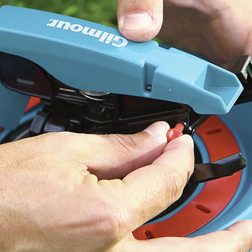 ねじを右に回すと水の勢いが弱くなり、左に回すと勢いが強くなります。