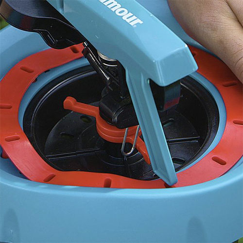 円盤状のペグを引き上げると散水距離が短くなり、下に差し込むと距離が長くなります。