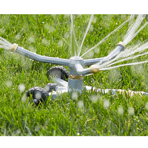 回転しながら優しく雨のような散水を行います。