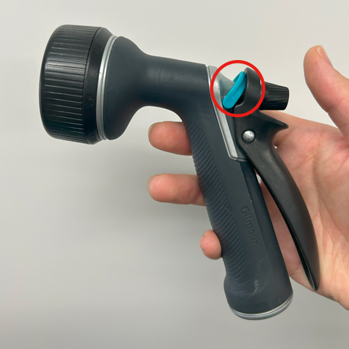 片手で操作できる連続噴射ロックにより、握ることなく連続的にスプレー可能