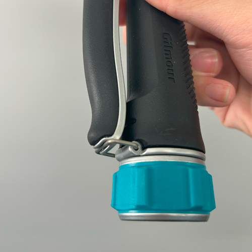 連続噴射クリップにより、握ることなく連続的にスプレー可能です。