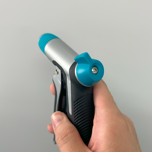 後方のツマミで流量を調整できます。