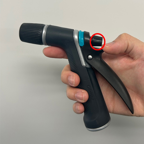 後方の流量調節ダイヤルで水流の強さを調節可能