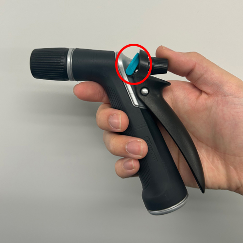 片手で操作できる連続噴射ロックにより、握ることなく連続的にスプレー可能