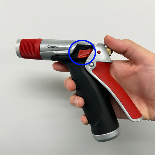 ロックが下になっていると握らずに噴射し続けます。