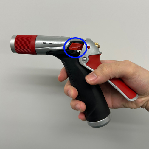 ロックが上になっている時は握っている間だけ噴射します。