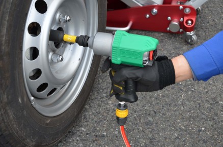 乗用車・軽自動車のタイヤ着脱に