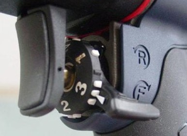 トルク調整ダイヤルと正逆切替レバーをトリガー近くに配置することで、片手で操作でき作業性も向上