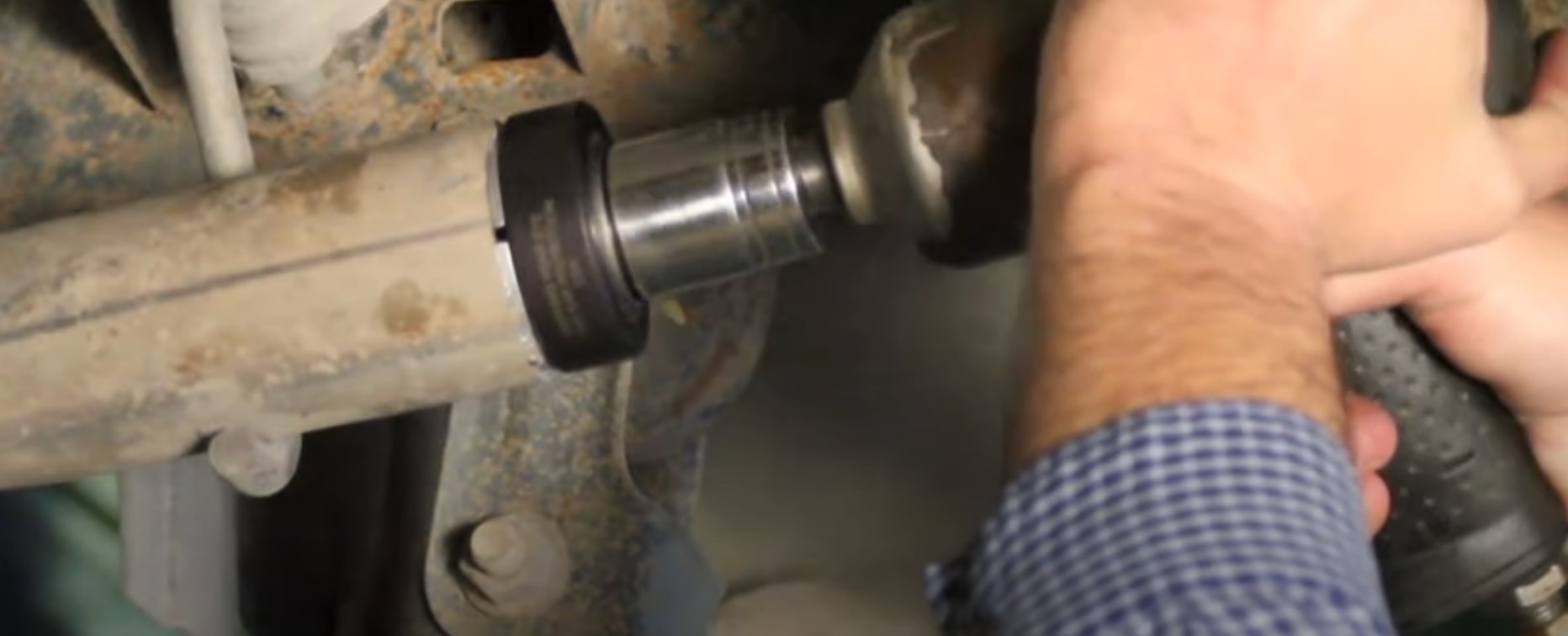 車両に搭載した状態での作業が可能です。