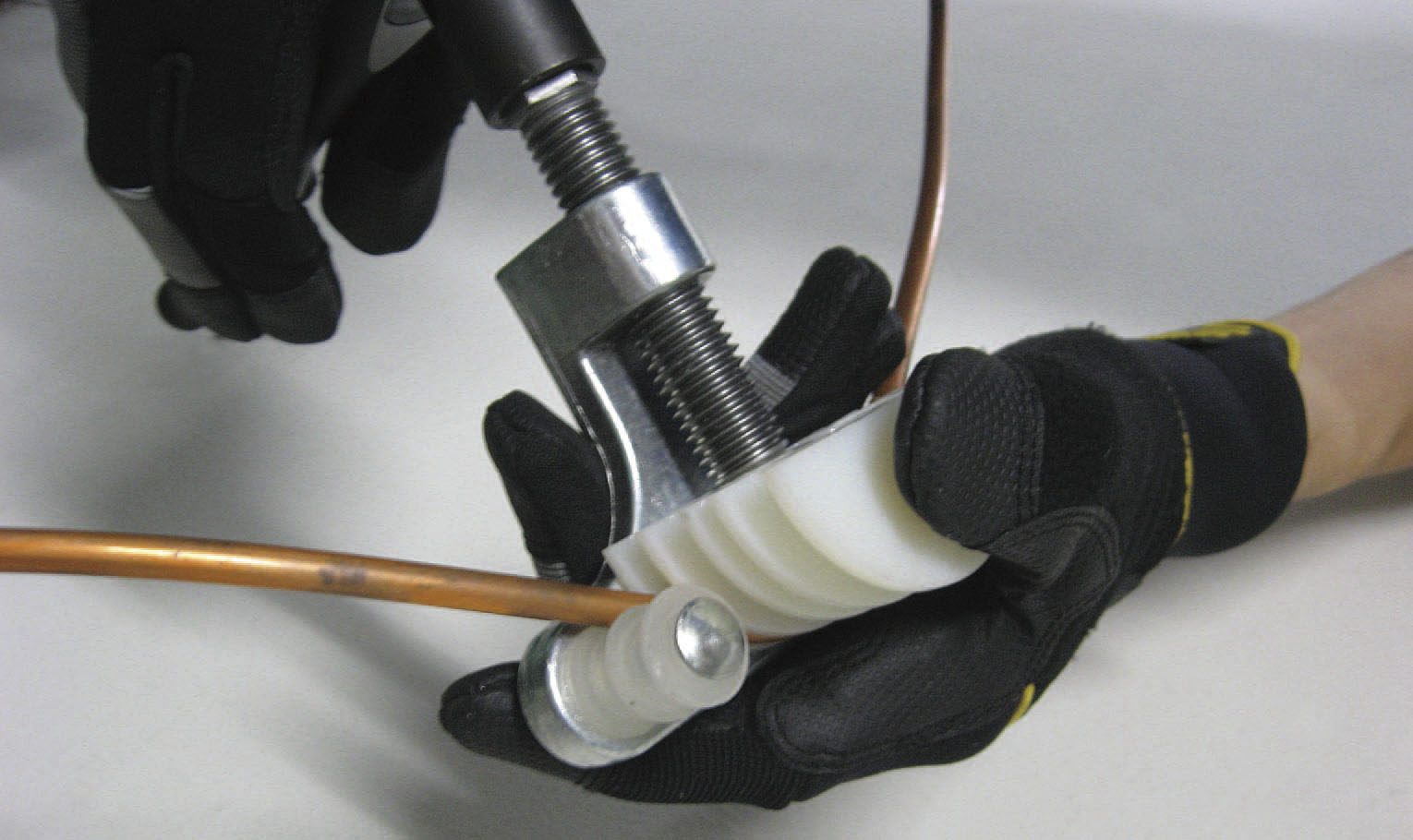 小スペースでチューブの曲げ加工が簡単に行えます