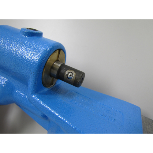 現行ﾓﾃﾞﾙのｼｭｰ取付け部は、ソケットレンチの差込の様にボール固定式です。