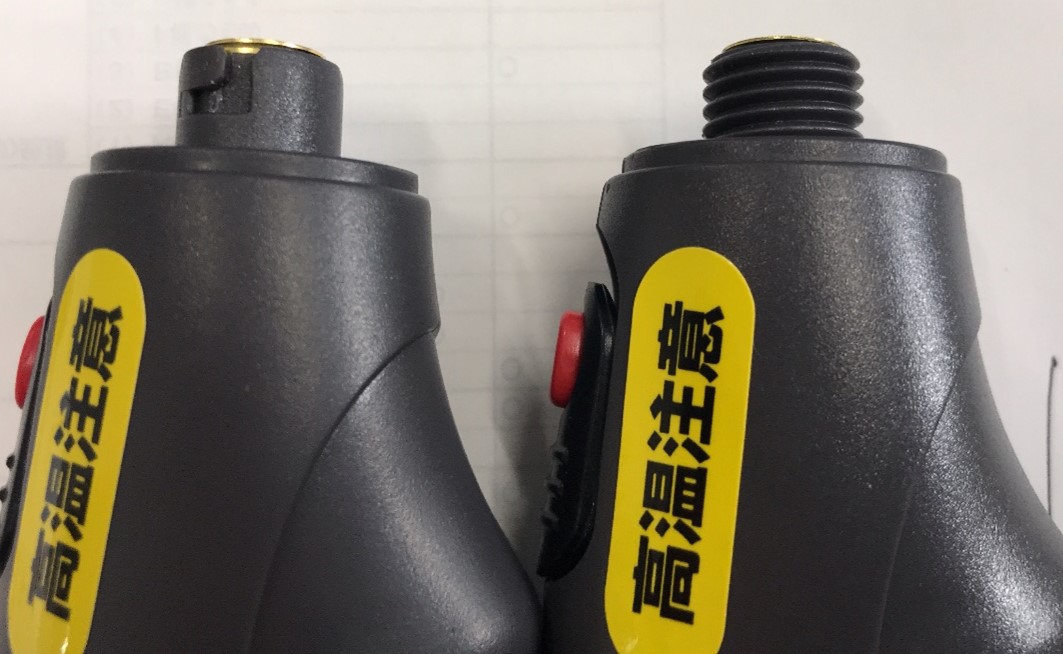 左：新本体(はめ込み式)\n右：旧本体(ネジ式)