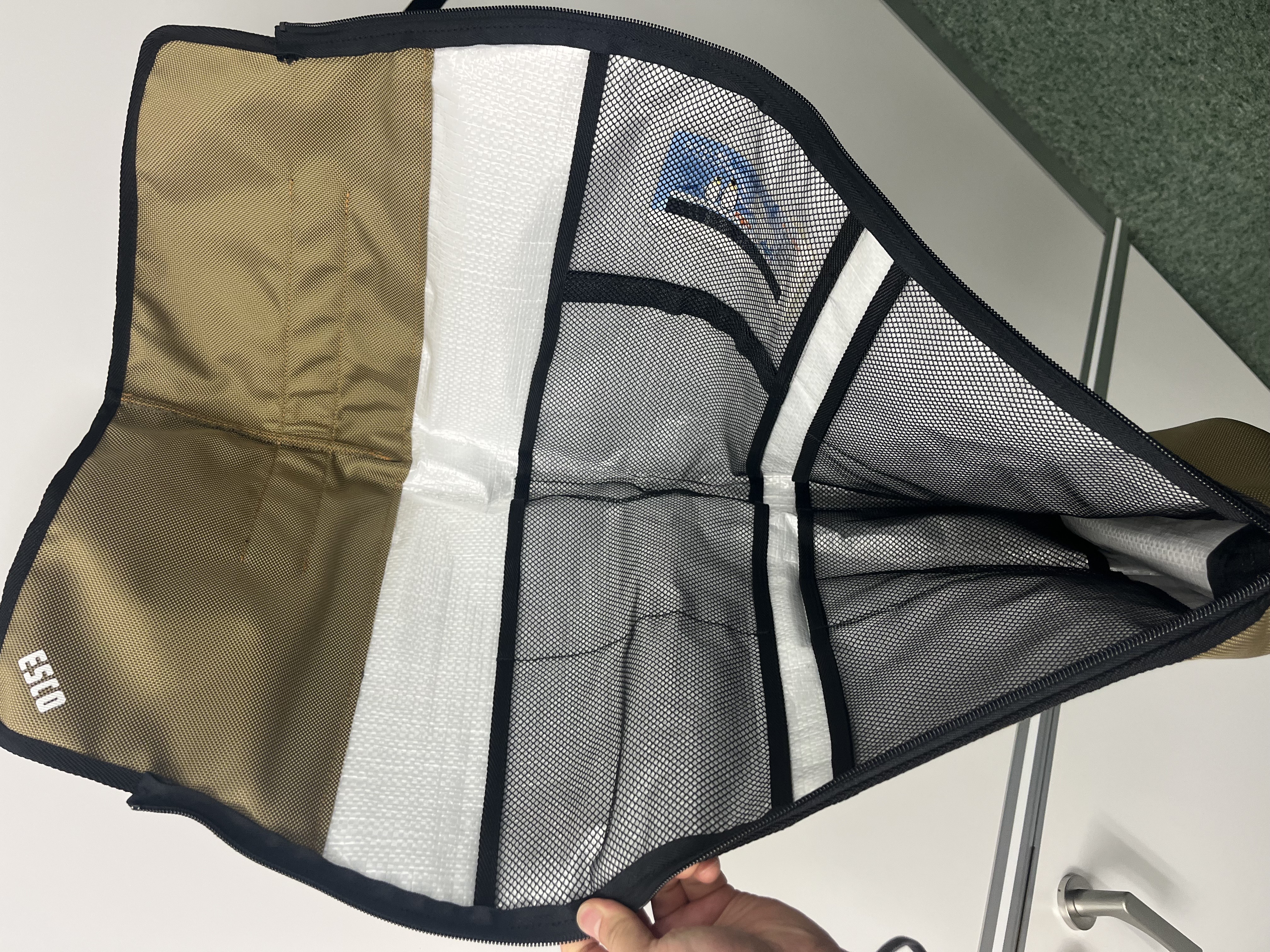 内側に8つのメッシュポケットつき。\n市販の保冷剤（サイズ：170×130mm以下）を装着できます。