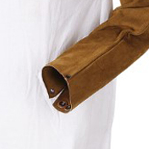 袖口はスナップ付で幅を2段階に調整できます。
