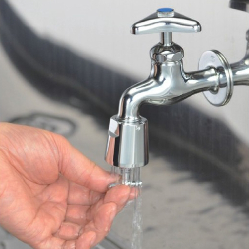 吐水中はハンドルが流水にさらされ、汚れなどが洗い流されるため衛生的。