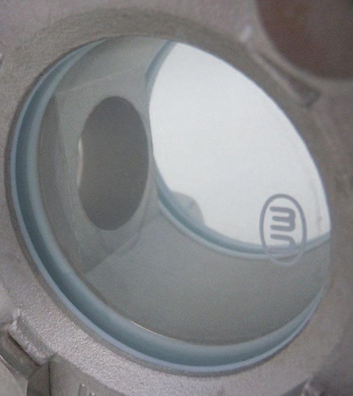 サイトグラスの中が空洞になっており、流体の色や流れの状況を肉眼で判別できます。