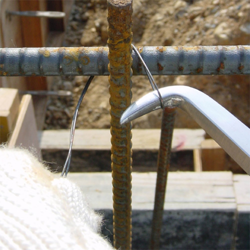 締め方\n①二つ折にした針金の束を片手に持ち、押し出して軸になった部分にハッカーのツメをフックする。