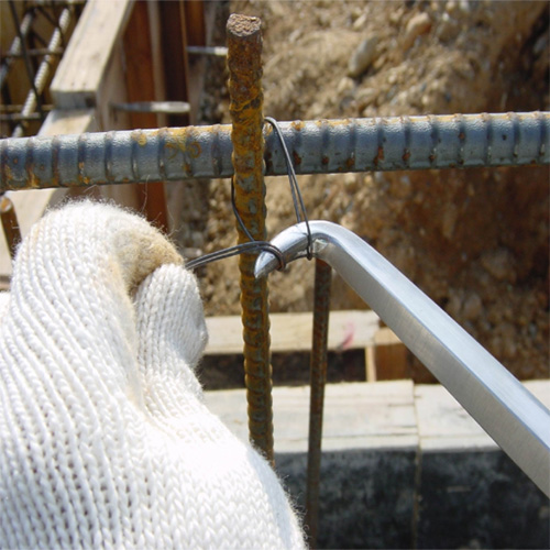 ②①でフックした針金を手元に引きながら、もう一方の針金(手で引っ張っている方)をハッカーの先に掛け、同時に3～4回ハッカーを回転して締め付ける。