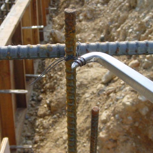 ③締め付け完了後、ツメを抜き取る。