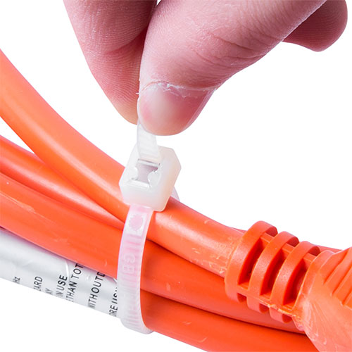 ヘッド部分のカッティング刃で素早くきれいに切断できます