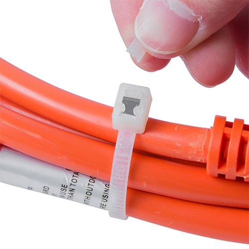 ヘッド部分のカッティング刃で素早くきれいに切断できます