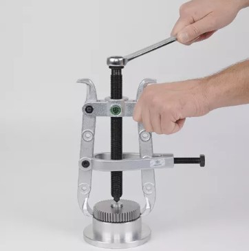 ④センターボルトを手動で固定してから、ラチェットやセンタースパナで部品が外れるまで操作します。