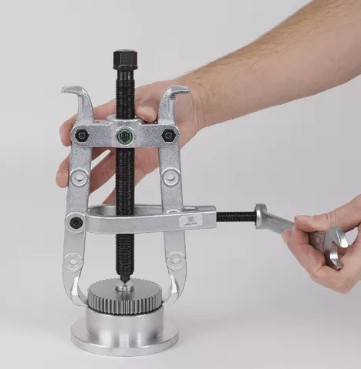 ③サイドクランプでしっかりとアームを締めつけます。