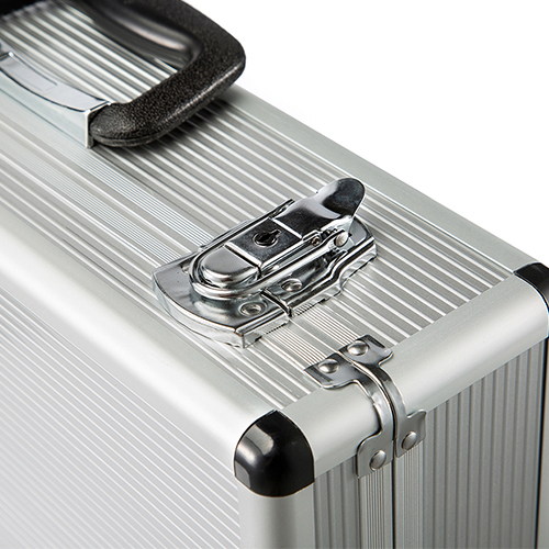 ケース角部には耐摩耗性に優れたABS樹脂コーナープロテクター付き