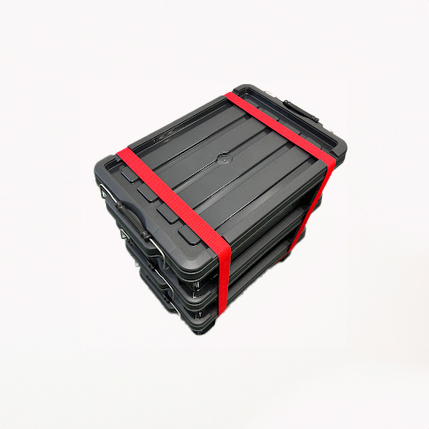 蓋にはスリット付きで積み重ねたケースにバンド掛けでき持ち運びに便利です。（画像は色違いです）