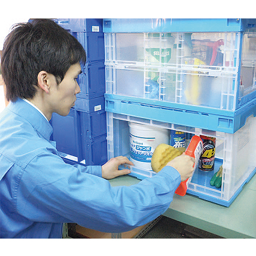 側面片側は仕切面のない窓開きで、コンテナを積んだ状態でも自由に物を取り出せます。