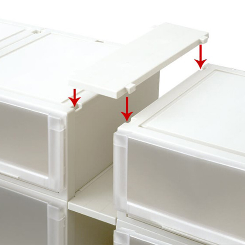 別売の専用棚板をケースの間に置くだけで便利な収納スペースに