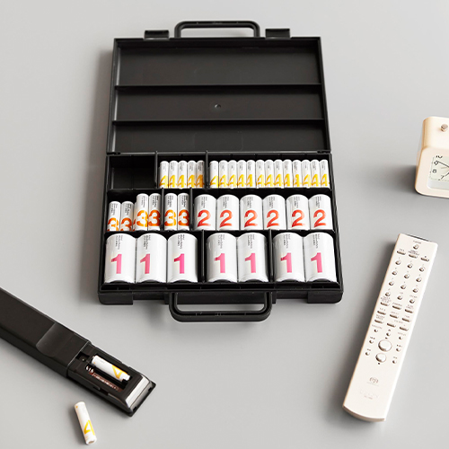 電池の高さごとに3つの段に分けて収納できます