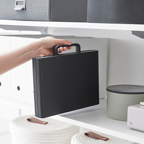 アタッシュケース型のスタイリッシュなケースに、ストック電池をスマートに保管