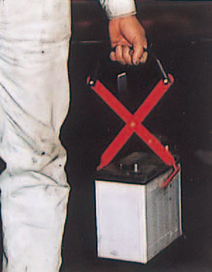 スプリング効果のあるハンドルでバッテリーをしっかり保持します。