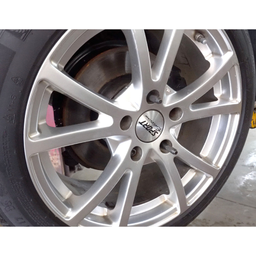 輸入車のホイールを簡単に脱着するためのセッティングボルト