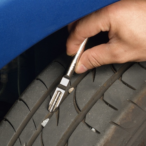 異音の原因となるタイヤに挟まった小石を簡単に除去