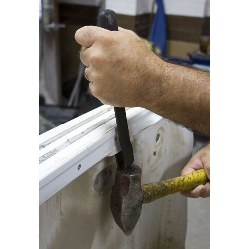 パネルの隙間に刃を当て、上部または側面からハンマーで叩き入れることで、パネルを切り離します。