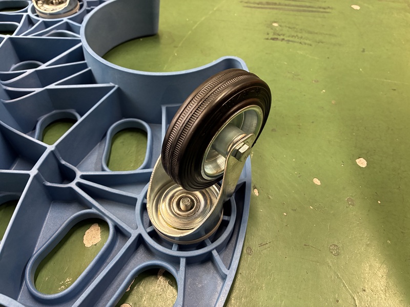 キャスター部は、六角穴のボルトで締められています。