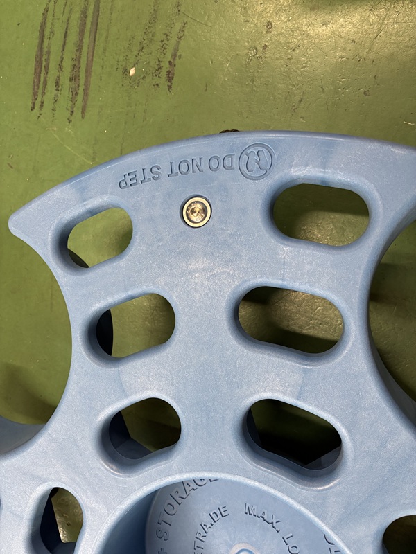 キャスター部は、六角穴のボルトで締められています。