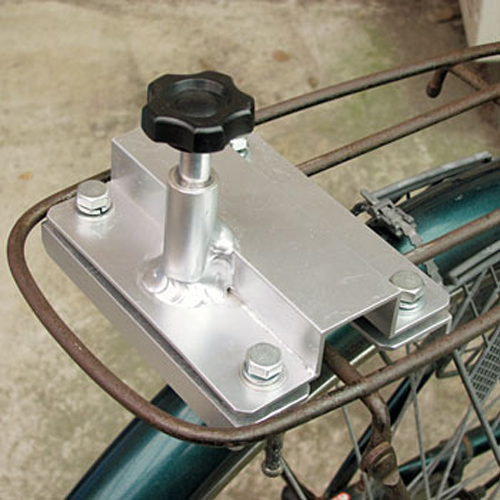 自転車の荷台に取付可能な専用金具付き