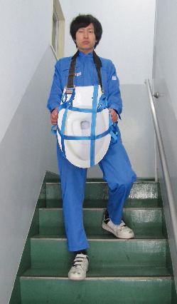 網を使って陶器や室外機等を運搬できます