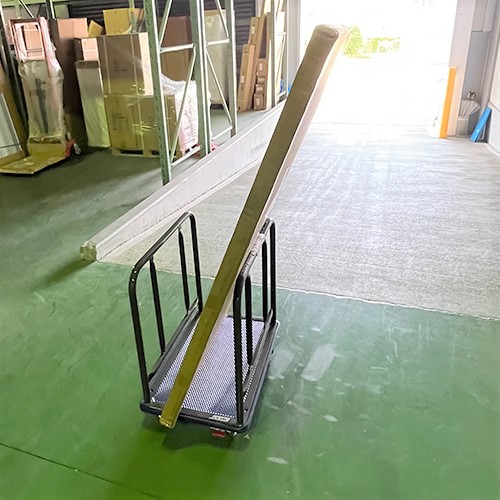 荷物が大きくても前方を確認しながら移動できます。