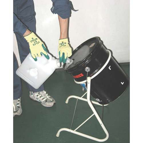 缶の角度が調整可能で、エンジンオイル等の小分けに便利です。\n※缶は付属していません。