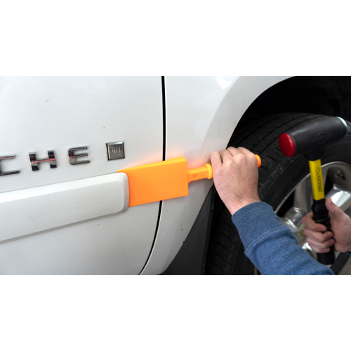 ドアモールやエンブレムの隙間にスムーズに差し込むことができます。