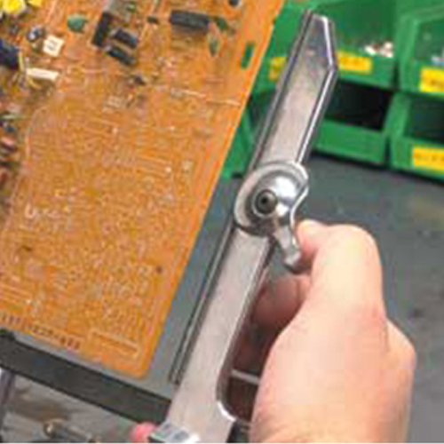 ボードの取り付け・取り外しが簡単になるリリースレバー付