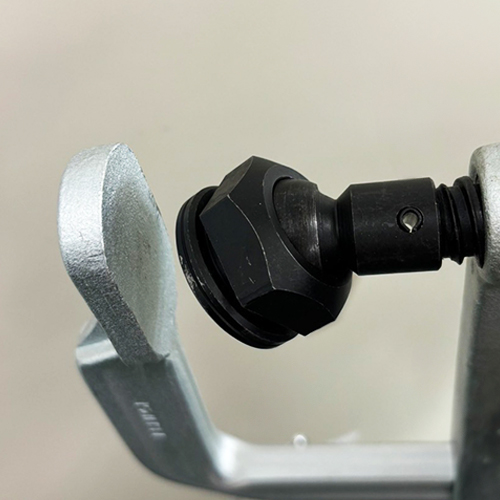 クランププレートはボール型関節を備えているため35°まで傾けることができ、複雑な形状の物でも挟みやすいです。