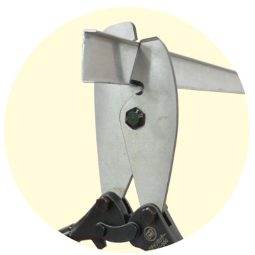 ハンドルを開き、切断するチャンネルに対して、90°になるようカッターをセットします。